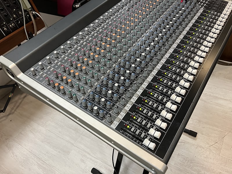 Mackie 2404-VLZ3 24-Channel FX Analog Mixer | Reverb