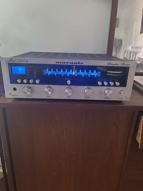 Marantz Model 2220B 20-Watt Stereo Solid-State Receiver 1974 - 1976 - Silver with Wood Case  			