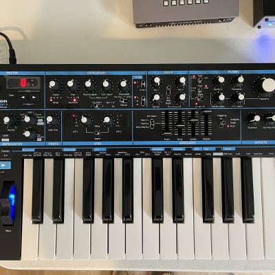 Novation Bass Station II 25-Key Monophonic Synthesizer 2013 - Present - Black