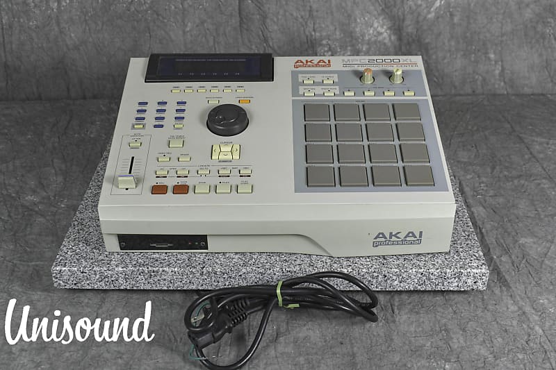 AKAI MPC 2000 XL MIDI PRODUCTION CENTER in Very Good Condition.