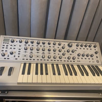 Moog Subsequent 37 CV Paraphonic Analog Synth - Limited edition - With MOOG ROADCASE and Dustcover