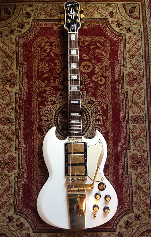 Epiphone Les Paul Custom SG 3 pickup gold hardware w/maestro tremolo Alpine  white