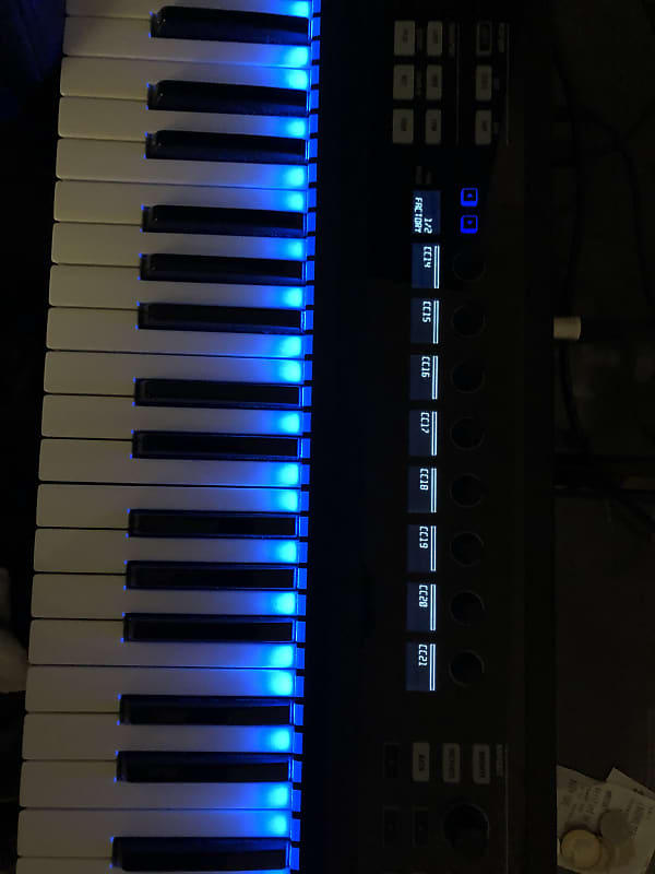 Native Instruments Komplete Kontrol S61 MK1 Keyboard Controller Black w/  blue LED lights