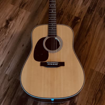 Martin  HD-28 Electric/Acoustic image 2