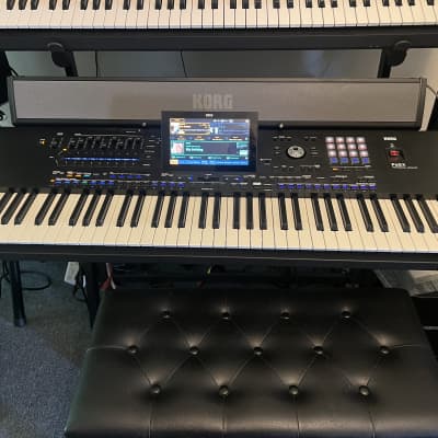 Korg Pa 5x with amplified Korg Speaker 2025 - Black