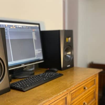 Adam Audio T7V Studio Monitor (Pair) with Frameworks Isolation