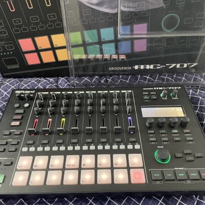 Roland MC-707 Groovebox