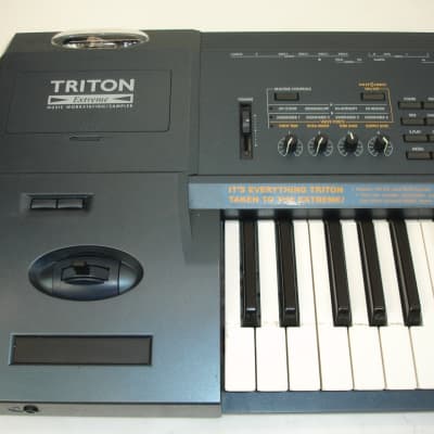 KORG シンセサイザー TRITON Extreme TRITONEXT61 - 楽器