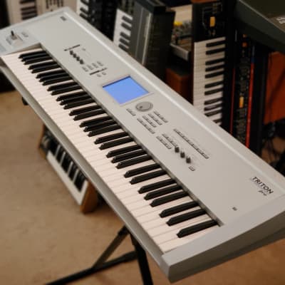 KORG TRITON PRO 76 POWERHOUSE WORKSTATION SAMPLER SYNTHESIZER FULLY SERVICED IN AMAZING CONDITION!