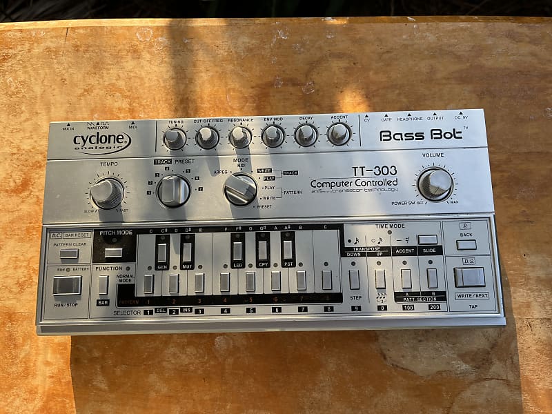 Cyclone Analogic TT-303 Bass Bot V1 2014 - Silver