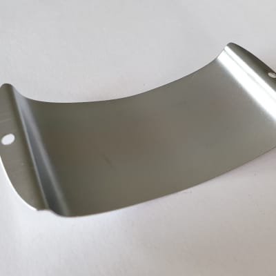 Fender P-bass pickup cover chrome + screws 0010116070 image 3