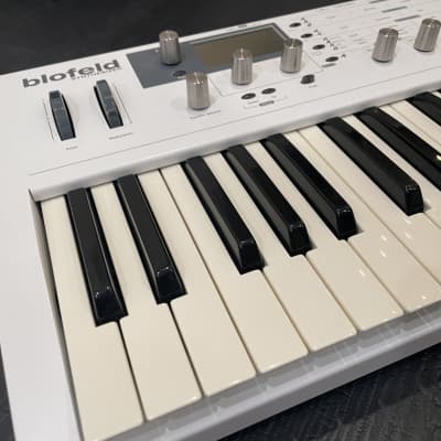 Waldorf Blofeld Keyboard 49-Key Synthesizer 2009 - Present - White