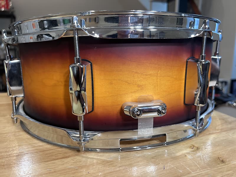 定期入れの Pearl Classic Maple 14x5.5 スネア中古 打楽器