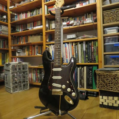 Fender Players Deluxe Super Stratocaster Black Gold Hardware