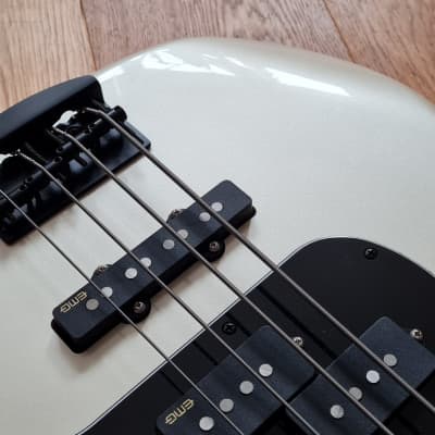 Fender Artist Series Duff McKagan Deluxe Precision Bass with Rosewood Fretboard 2019 - Present - White Pearl image 1