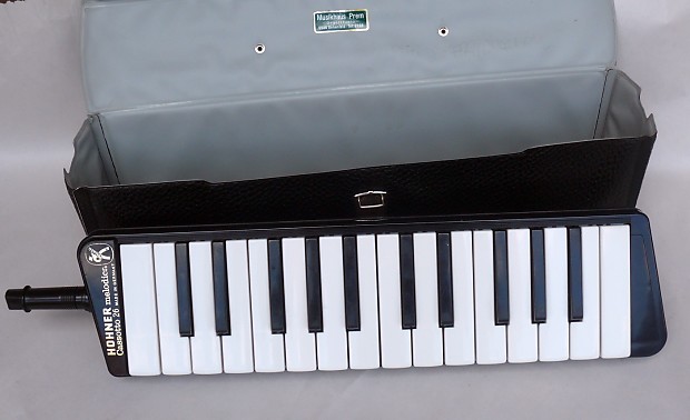 VINTAGE RARE HOHNER CASSOTTO MELODICA 26 KEYS WITH CASE AND MOUTHPIECE