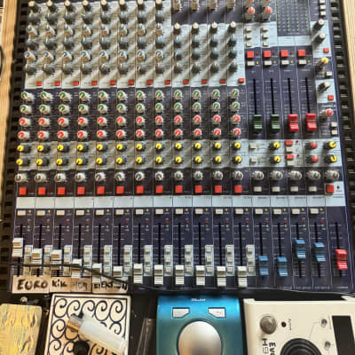 Midas Venice 160 16-Channel / 30-Input Mixing Console