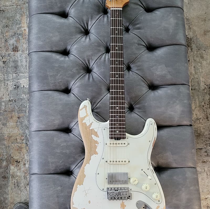 Relic white strat shop