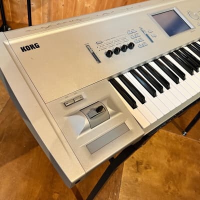 Korg Triton 61-Key Polyphonic Workstation 1999 - 2000 - Silver
