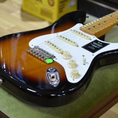 Fender Vintera '50s Stratocaster Modified 2-Colour Sunburst Electric Guitar &Deluxe Gig Bag B Stock image 3