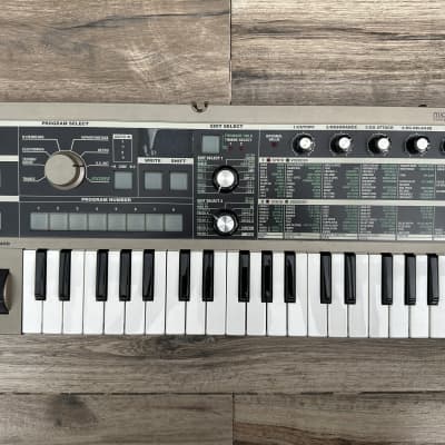 Korg MicroKORG 37-Key Synthesizer/Vocoder 2002 - 2019 - Silver