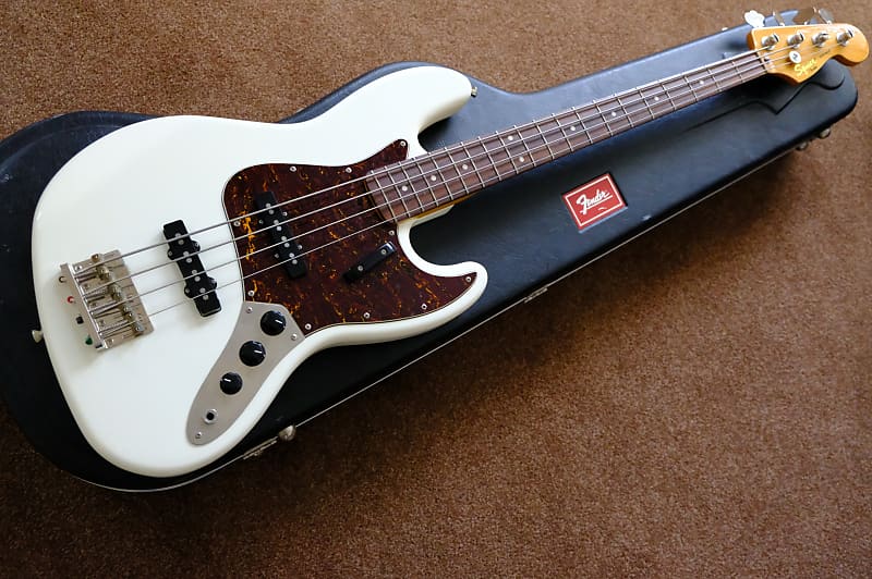 Squier Classic Vibe Jazz Bass 60s Olympic White W/ Fender Hardshell Case