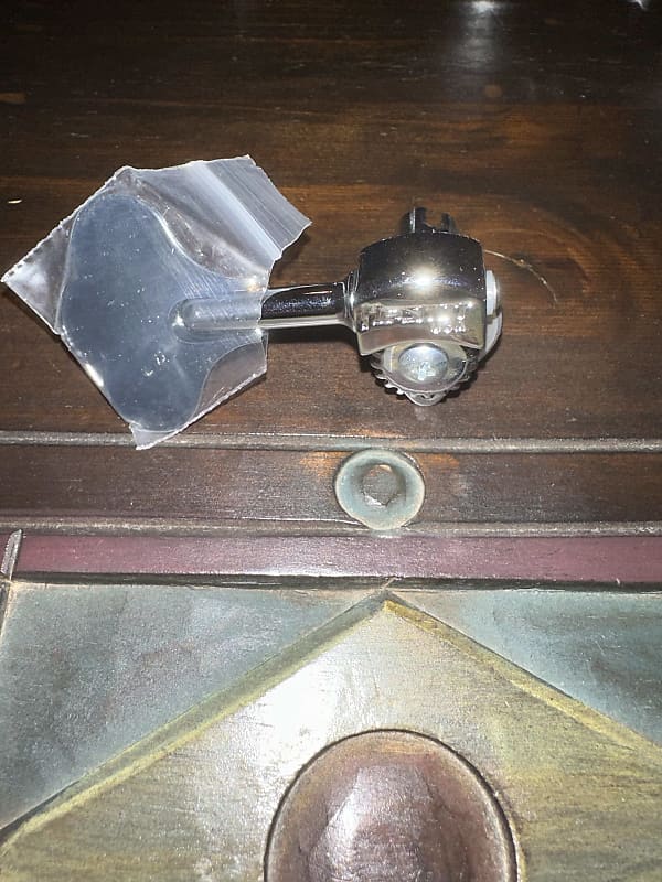 Hipshot USA Ultralite® Bass Tuning Machine 1/2" in Chrome Reverb