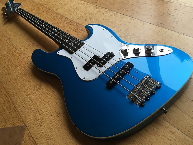 Fender aerodyne bass blue hotsell
