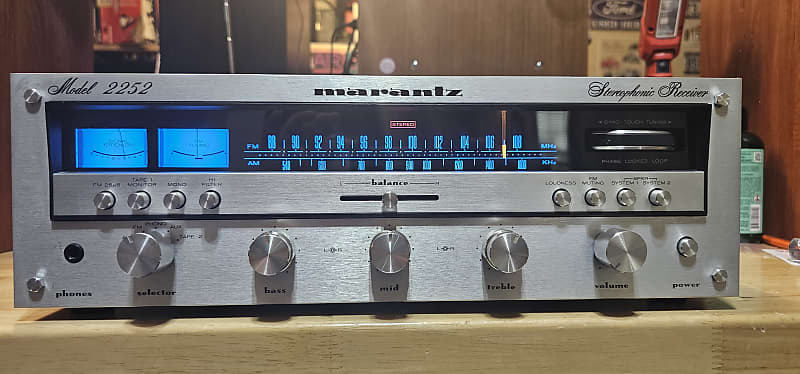 Marantz Model 2252 52-Watt Stereo Solid-State Receiver 1977 - Silver with BLack  Metal Cover Fully Reccapped  			