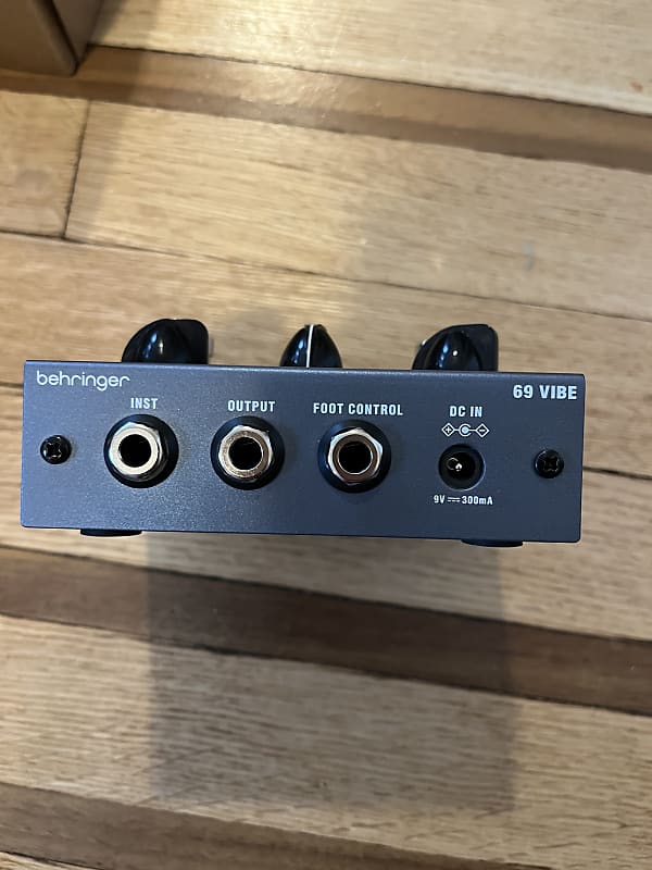 Behringer 69 Vibe - chorus / vibrato / univibe - with box Behringer 69 Vibe - chorus / vibrato / univibe - with box