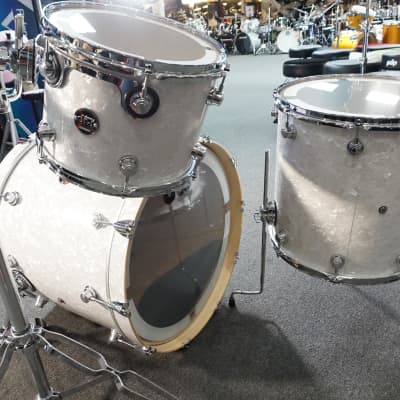 DW 12/16/22 Performance Series Drum Kit Set in White Marine Pearl image 6