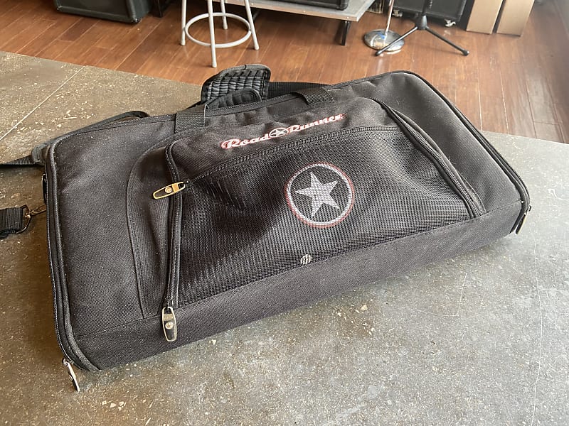 Road Runner 21x12 pedal board / bag w/ onespot 9 volt / chain Reverb
