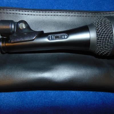 Dynamic Unidirectional Vocal Microphone Black image 1