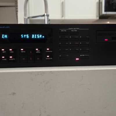 Roland S-550 Digital Sampler - Free shipping US & Canada