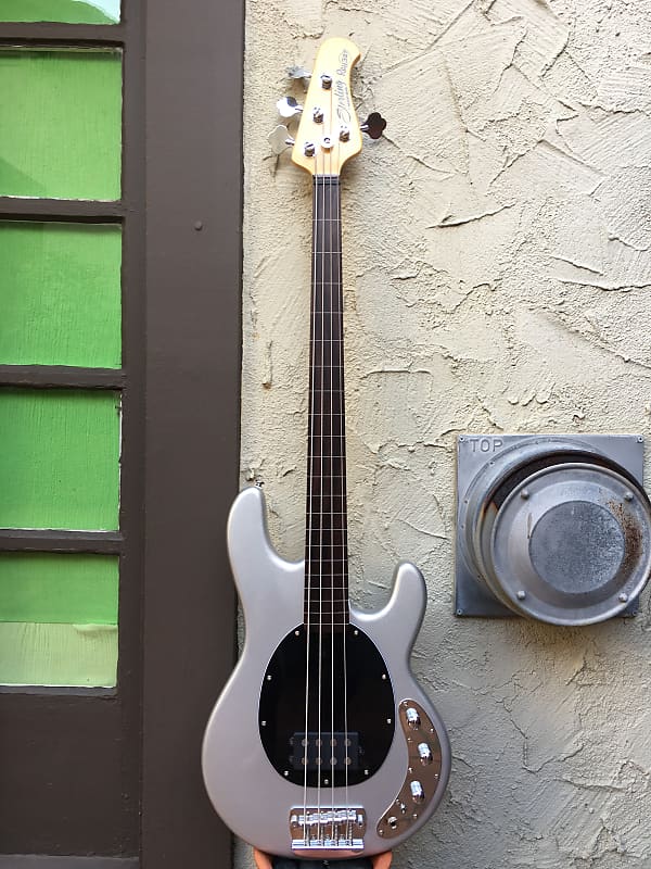 Sterling by MusicMan Ray 34 CA Fretless bass