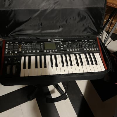 Behringer DeepMind 6 w/case.
