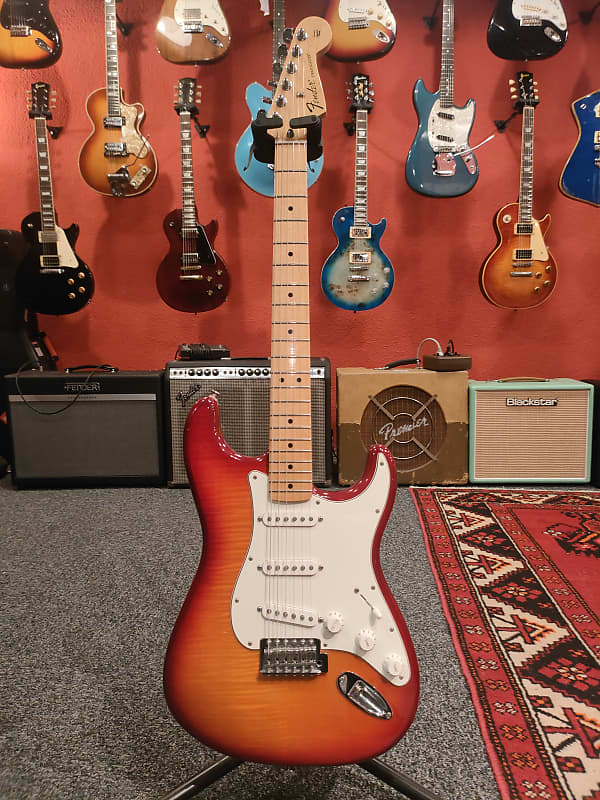 Fender Player Stratocaster Plus Top with Maple Reverb France
