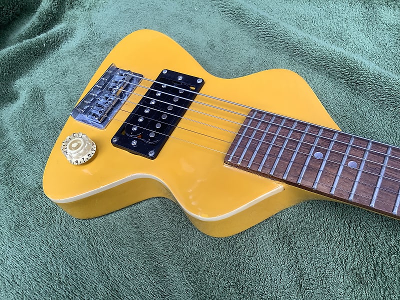 Hondo Chiquita travel guitar 80s / back to the future model