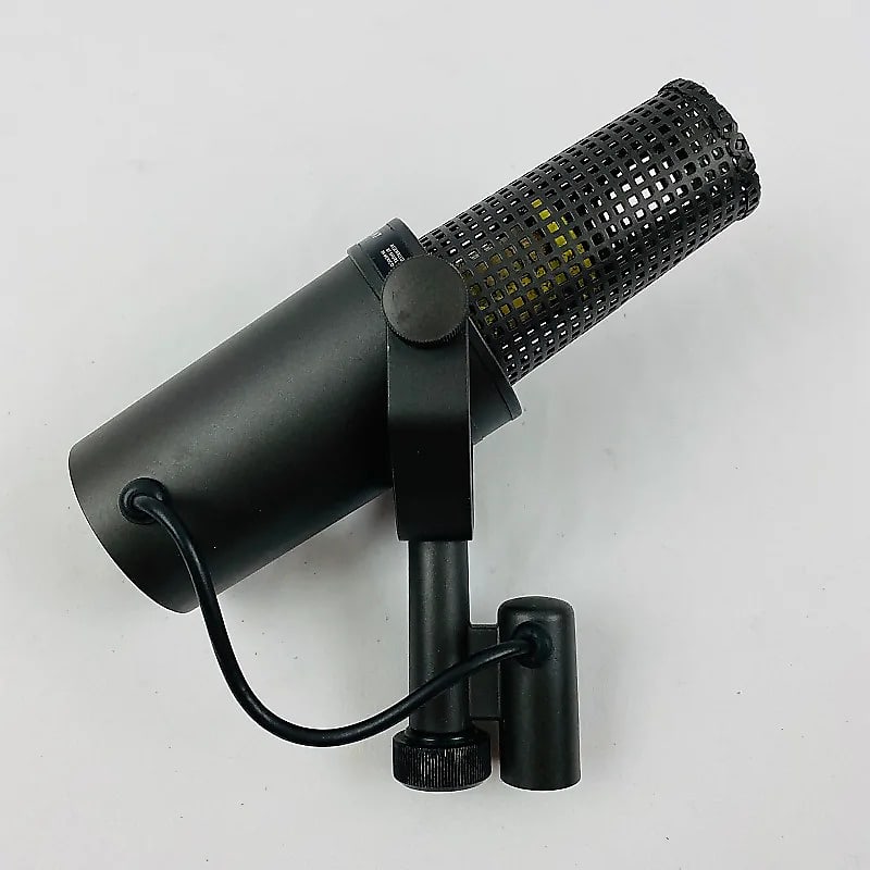 Shure SM7 Cardioid Dynamic Microphone image 2