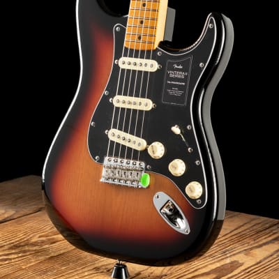 Fender Vintera II '70s Stratocaster - 3-Color Sunburst - Free