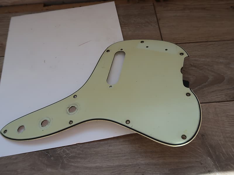 Fender musicmaster deals bass pickguard