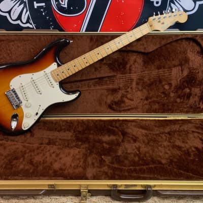 1984 Fender Stratocaster USA w/80's Airline Case image 8