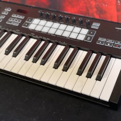 Novation launchkey 37 MIDI Keyboard (New York, NY)