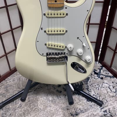 Squier Standard Stratocaster with Maple Fretboard (Made In Japan) 1984 - 1987 - Arctic White image 3