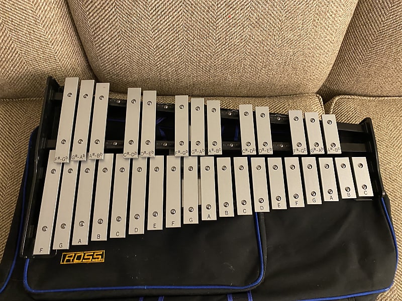 ROSS 2.5 Octave 32 note Glockenspiel Bells w case stand pad