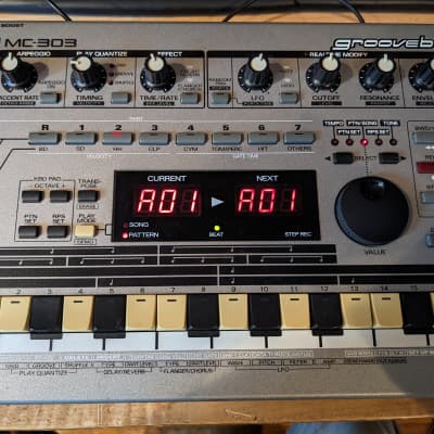 Roland MC-303 Groovebox 1990 - 1998