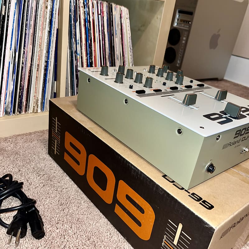 Roland 909 DJ-99 (MINT) 2-Channel DJ Scratch Mixer