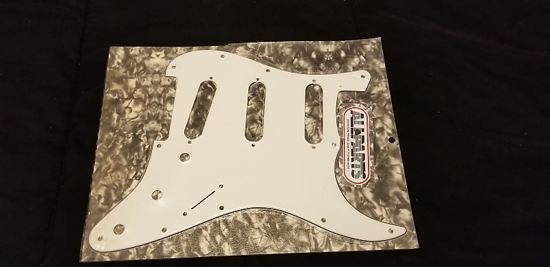 Allparts Pickguard for Stratocaster 11 Hole 3-Ply White image 1