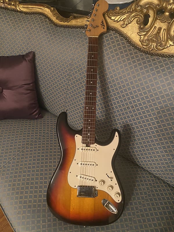 Aria Strat 1970’ties Sunburst Reverb