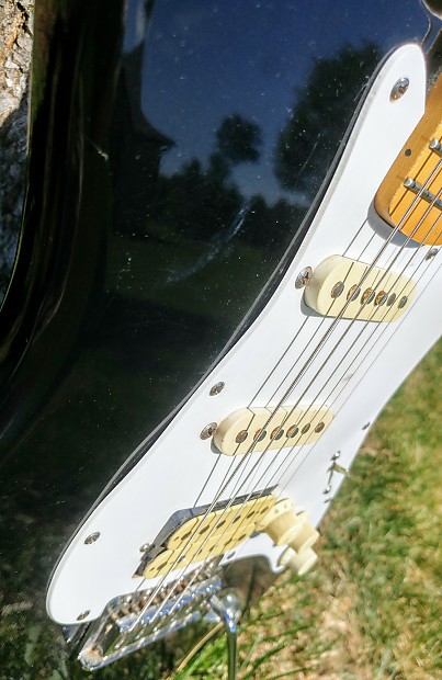Squier by Fender Stratocaster HSS 90s Black/Maple Squier by Fender Stratocaster HSS 90s Black/Maple
